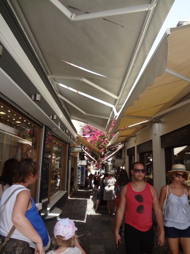 細い小道を歩いて。<br />両サイドにはお土産物屋や宝石屋、カフェなど見ていてあきない。