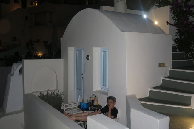 夕食はレストランに行くつもりでしたが、あまりお腹もすかず、ラッキースブラギのギロピタ2～3ユーロを購入し、ホテルで夕日を見ながら済ませました。