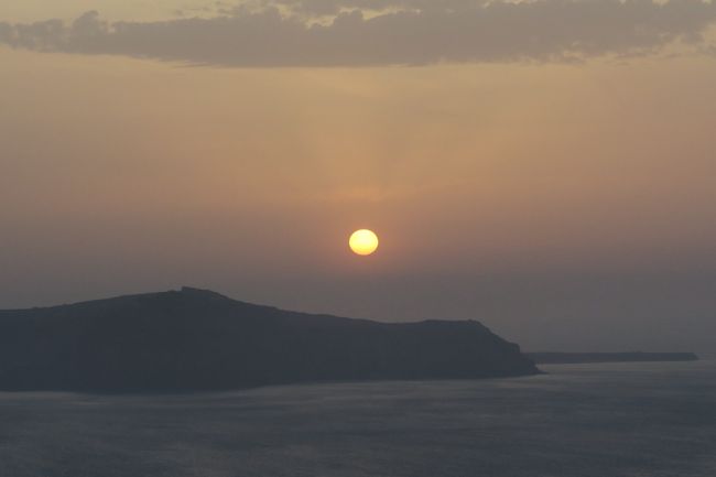 イアの夕日が有名だけど、フィラからもなかなかいいですよ。<br />人込みなく、ホテルでまったりみられるのは最高。