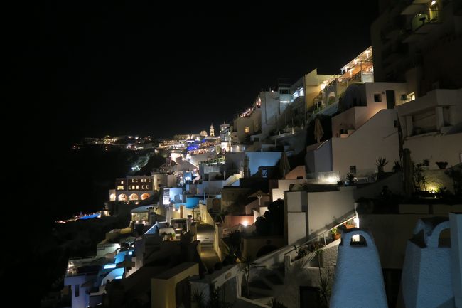 ホテルから見た、夜のフィラの街。<br />昼寝もできのんびりした１日でした。<br />３日目終了。