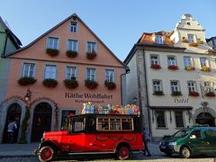 ローテンブルクの駅で降りた後、スムーズにタクシーをつかまえることができました。
駅からローテンブルクまでは少し離れており、地面も石畳なのでタクシーが正解だと思います。
写真右側の黄色い建物が今夜のお宿のホテルアイゼンフット。
かわいい外装ですよねー。
ホテル前のおもちゃみたいな車もすごくすてきです。