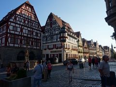 とにかく町全体がかわいいので歩いているだけでウキウキしてしまいます。
写真の道がヘルンガッセというホテルのある目抜き通りです。

