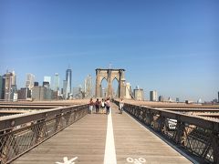 
公園近くのトンネルの真ん中にブルックリン橋への階段があるので登ります。
少し分かりづらく、一度通り過ぎてしまいました…

対岸のニューヨーク市庁舎まで30分くらい。道路は歩行者と自転車とで白線が引いてあるので、自転車のゾーンを歩かないように注意。
ランニングやサイクリングする人も多いので周囲を確認しながら写真を撮ることをおすすめします。