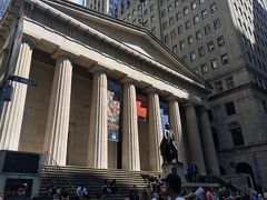 教会から左にまがるとウォール街。
フェデラルホールやニューヨーク証券取引所があります。証券取引所には大きな国旗が飾ってあるのかと思ってましたが残念ながら今回は飾ってなかったです。

取引所を曲がりまたブロードウェイ通りに戻ります。
