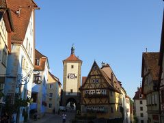 おなじみの構図のところへやってきました。
ここはプレーンライン（小広場）と呼ばれる名所です。
左にジーバー塔、右にコーボルツェラー門、その間に木組みの家があり、とっても絵になるスポットです。
