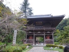 ちょっと歩くと仁王門に到着。
享保20年（1735）の建立で以前は茅葺でしたが
現在は金属板に葺き替えられています。