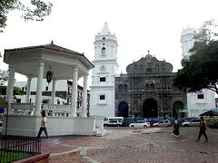 歴史地区のヘソ、カテドラル(Basilica Metropolitana de Santa Maria la Antigua)。
