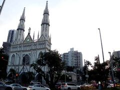 地下鉄駅直近の交差点にある、カトリック教会の聖堂です。