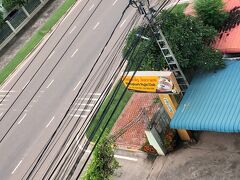 「おはようございます」窓の外は廊下です　廊下の窓から見える　広い前面道路

（※ 贅沢な作り…ラワン材）
