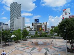 駅北口の広場には市制120周年記念の岐阜の名付け親、黄金の織田信長公像も・・・