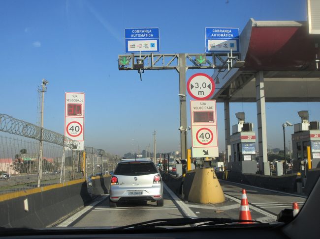 ETCゲートを通過するが、４０ｋｍ/ｈじゃないといけない<br />　スピード超過はゲートが閉まりバーに激突！<br />　　サイレン音がけたたましく鳴り、自動で写真も撮られている<br />　　　後日警察のお世話になるから要注意ざます<br /><br />