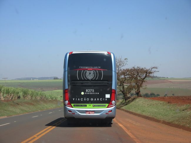パラナ州に入ったらガルシア社の長距離バスと遭遇<br />　サンパウロ発ロンドリーナ行き<br />日本の長距離バスより遥かに大きいサイズでゆったりしてる<br /><br />