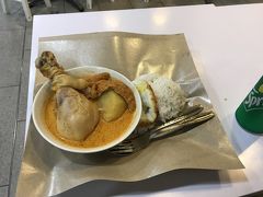 クラークキー駅まで戻り、
セントラルの地下でランチを取りました。

タイカレーだと思います。
つるっとしたチキンになぜか油揚げ。
ボリューミーでチキンは柔らかく、
厚揚げもなかなかカレーにあっています。
私好みで大満足。しかもコスパ良し。