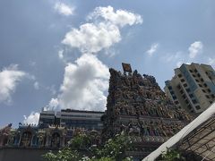 スリ・ヴィラマカリアマン寺院 まで歩いていきました。
信者の方々が続々と中に入っていくので、
観光客は外から建物を見ていました。