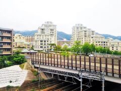 いよいよ、温泉に向かいます！

”さくら夙川駅”まで戻って、”ＪＲ住吉駅”で”六甲ライナー”に乗り換えです☆

わぁ。
あれは・・マンション？？
随分、お洒落な・・
”ameen's ovenさん”の辺りもそうでしたが、
この辺りまで来ると、大阪市内とは雰囲気違いますねー。
元町までにはまだちょっと距離があるけど、
やっぱり神戸はお洒落な街なんだなぁ。