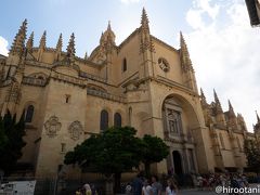 まずは、スペイン最後のゴシック建築のカテドラルを訪れます。
１７６８年に完成。スカートを広げたようなシルエットから「大聖堂の貴婦人」と呼ばれています。
