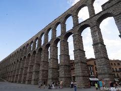 ローマ水道橋に戻りました。
古代ローマ人は１５キロ離れたフエンフリア山脈から水を引くため、地下水路を建設。町の表玄関アソゲホ広場にそびえる水道橋はその最終地点にあたり、１世紀頃に造られました。