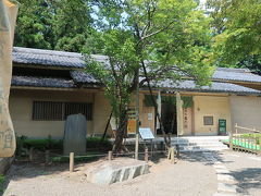 宝物館である義烈館
日本最大の陣太鼓や、光國によって
始められたという『大日本史』などが
みられます。