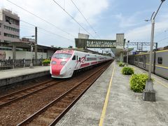 頭城駅
区間車4154次で宜蘭に。その前に、普悠瑪TEMU2017に抜かれます。