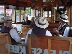 トラム車内でジャズ演奏
トラムで二周して町の雰囲気を感じました。
トラム内では日曜日なのでデキシーランドジャズの生演奏をやっていました。