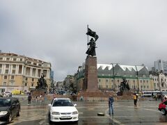 中央広場にある兵士像。ここも観光客が多かった。