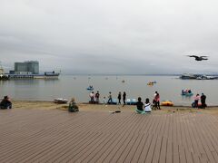 午後になると天気も回復し、スポーツ湾は人でにぎわっていた。