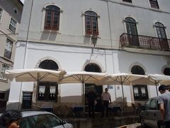 リスボン～ポルトへのＯＰツアーで立寄りのランチはコインブラ。
トロバドール。