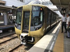 西鉄二日市からは特急にて
柳川観光列車「水都 -すいと-」到着。車両の外装デザインは「柳川の四季」 