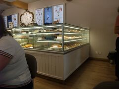 Ｂ級グルメの後でもおやつ。エクレアが有名なお店のようで、次々と大量に売れていました。