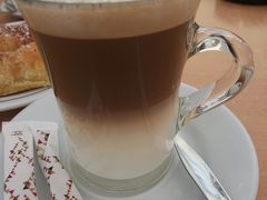 シントラヴィラのカフェ。
これはガラオン。メイア・ドゥ・レイテよりもたっぷりいただけます。