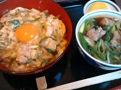 京都について、まずは腹ごしらえ。
今回は「おいしい親子丼が食べたいなぁ～」と 八起庵 へ。
とろっとろの玉子の上に黄身がポンッ！
鴨なんばとのセットで。(鴨なんばはおうどんです）
どちらもとっても美味しかったです！