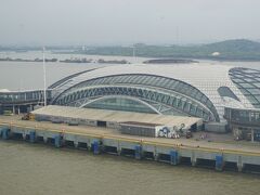 呉淞口国際郵輪港、上海宝山国際クルーズターミナルに到着しました。
ターミナルが2つある大きなターミナルです。