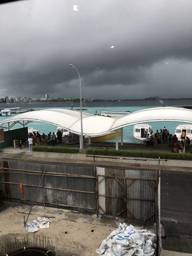 途中船がエンジントラブルで止まるも無事到着。マーレは黒い雲に覆われています。