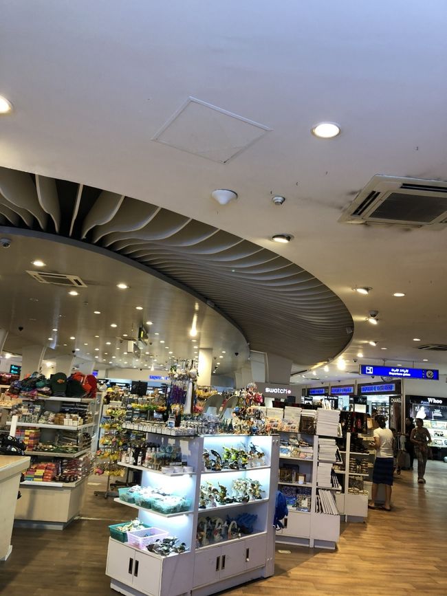 空港のみやげ屋エリア。昔よりだいぶ大きくなっていました。ですが…モルディブに行ってきました的なお菓子がほとんど売ってないんです。置けば相当売れるのでは？検討してほしいものです。