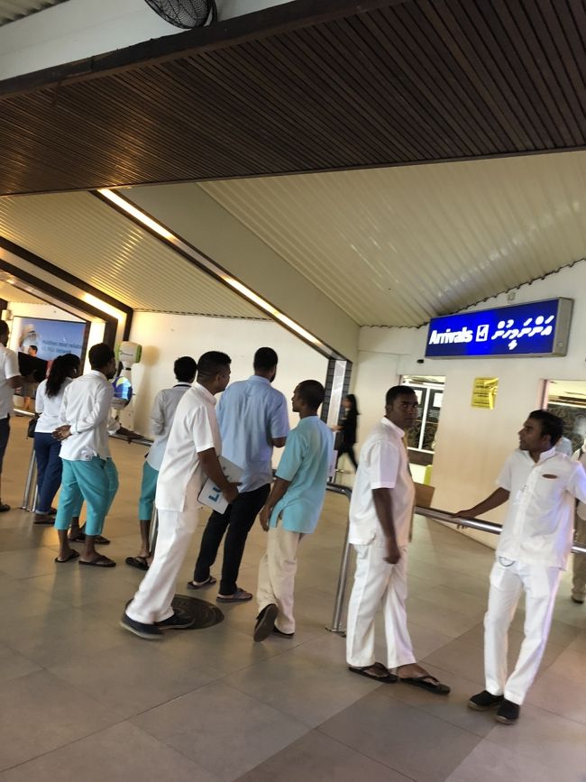 空港に着いて搭乗手続きもあっという間に終わりました。バンドスは空港に近いので12:45の飛行機ですが10:00まで島にいられました。