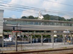 食べ終わった頃に大船駅を通過。
観音様の巨大胸像、大船観音様が見えました。
不信人ですが、デカすぎて牛久大仏様と同じシュールさがあります。