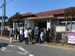 　小川町駅から徒歩で約10分の所に 「小川町和紙体験学習センター」があります。 当センターは、昭和11年（1936年）に和紙の近代化の為、和紙の研究施設として埼玉県が建設した「旧埼玉県製紙工業試験場」です。平成11年に埼玉県より小川町に移管され、手漉き体験ができるほか、和紙で作成された展示物を見学することができる施設になりました。