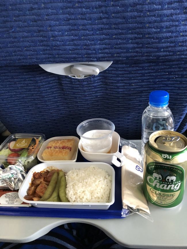 マーレ→バンコク機内食<br />web予約しておいた席がなぜか全然違う席でした。窓際必須な私にとってはかなり残念でした<br />