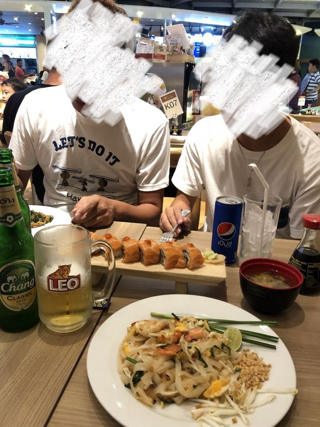 空港内のレストランでごはん<br />サーモンが意外と美味しく米も日本米でした<br />パッタイも美味しかった！