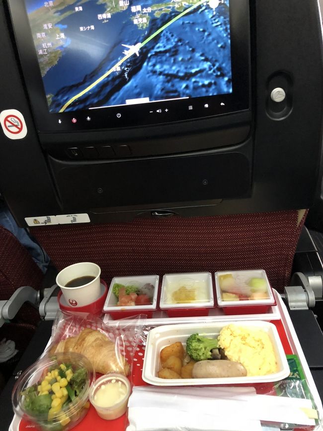 JAL718便  バンコク23:45→成田07:35<br />那覇上空で朝食が出ました<br />やはりJALは安心快適でした