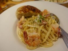ガーリックシュリンプフィットチーネ。
これも美味しい！
息子がエビ好きなのでエビの料理ばかり選んでいます。