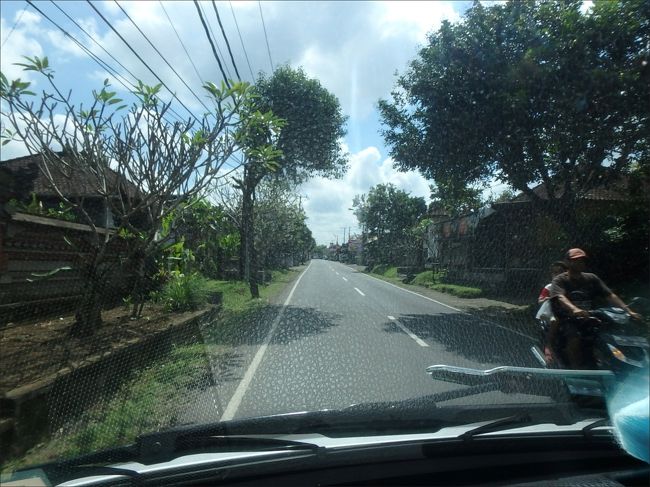 11:40 AM<br /><br />サヤンテラスリゾートをチェックアウト後、<br /><br />ピックアップをお願いしてあった車で、今日から２日間お世話になる次のヴィラへ向かいます。<br /><br />場所は、サヤンテラスから車でほんのわずか５分程度の、