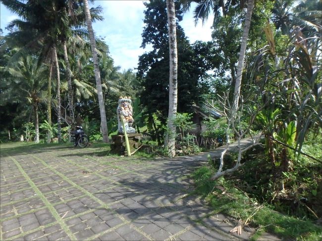 いま入ってきた道の突き当りに、<br /><br />バロンダンスに登場する魔女ランダの像が立っているので<br /><br />その手前を右に曲がって