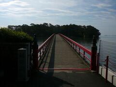 もう少し奥へ行き・・福浦島へ・・松島で見る長い赤い橋です
有料ですが・・夜間は無料ぽいです