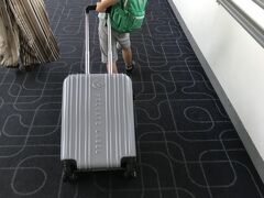 カウンターが激混みだったので、預け荷物なしで。
なんでもやりたがる4才児。
