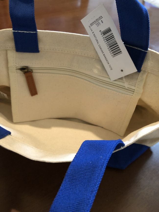 795バーツ。日本では見かけないブルーが新鮮。内側もしっかりしてます。お気に入り(^-^)