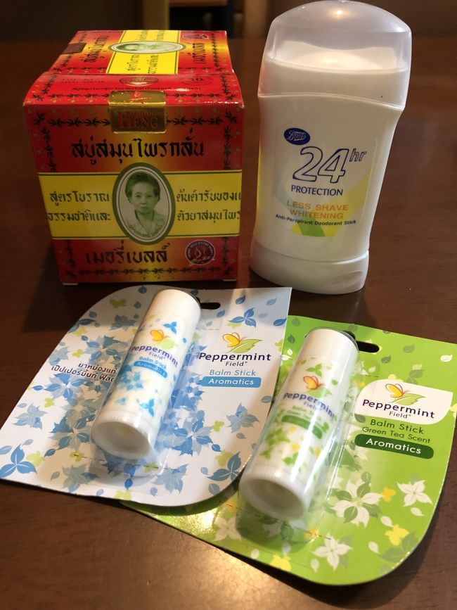 タイのスワンナプーム空港で買ったタイコスメ<br />左上のマダムヘンの固形石鹸はニキビに効くらしい
