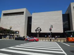 ようやく、National Air and Space Museumに到着です。
スミソニアン関係の博物館・美術館は基本すべて無料です。