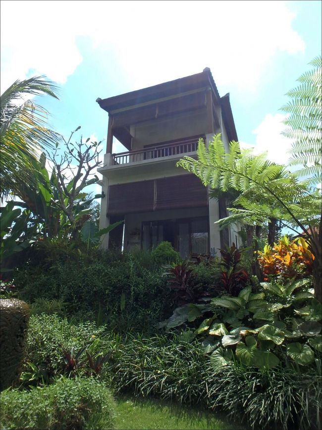がんばってここまで<br /><br />延々歩いた甲斐ありました（笑）。<br /><br />「The Suris Ubud（ザ スリス ウブド）」に到着です。<br /><br />田んぼビューの２階建てヴィラで、１階と２階にそれぞれ１部屋ずつお部屋があります。<br /><br />こちらは、上下階をそれぞれ別々に、１フロアごとで借りることが出来るのですが、<br /><br />今回は、２倍の料金にはなりますが、上下階２部屋とも借りました。<br />つまり１棟まるごと貸し切りです。(^o^)