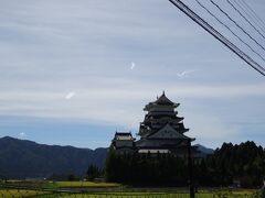 　その途中、田んぼの中の巨大な天守閣が目に入り、
　「これが勝山城か！」
　とびっくりするが、
　「でもこれは城じゃなくて、博物館なんだ・・」
　と車の中から写真を撮って素通り。